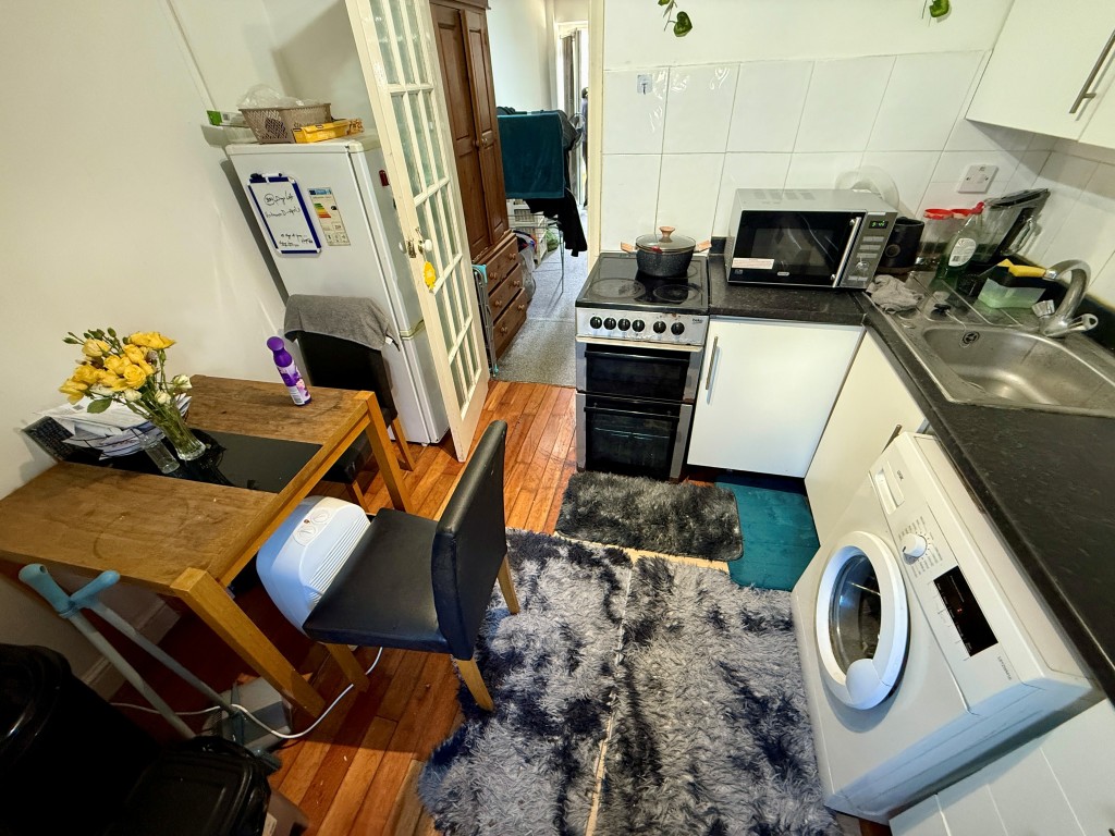 Lot: 91 - FREEHOLD END-TERRACE PROPERTY DIVIDED INTO A TWO-BEDROOM MAISONETTE AND GARDEN FLAT - Lower Ground Flat - Kitchen and Living area